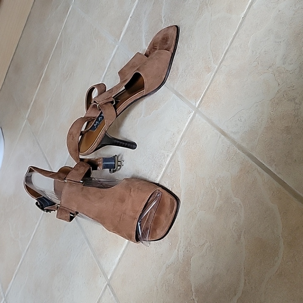 Marino Boutique brown suede sandals size 8